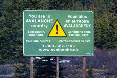 Jasper, Alberta, Kanada. 5 Mayıs 2025. Yeşil iki dilli bir işaret 
