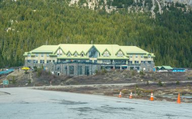 Jasper, Alberta, Kanada. 4 Mayıs 2025. Kolombiya Buz Sahası Keşif Merkezi. Büyük, çok katlı, kendine özgü yeşil çatılı bir bina..