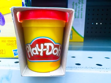 Calgary, Alberta, Kanada. 4 Mayıs 2025. Paketinde kırmızı kapaklı sarı bir oyun hamuru modelleme bileşiği. Play-Doh logosu sarı konteynırda belirgin bir şekilde yer alıyor..