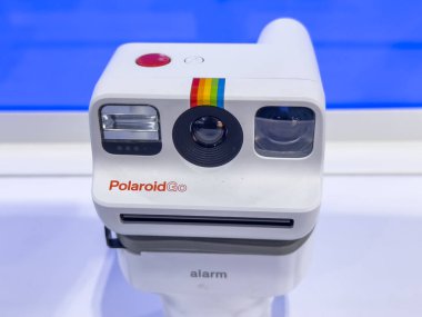 Calgary, Alberta, Kanada. 4 Mayıs 2025. Beyaz bir Polaroid Go fotoğraf makinesi yakından gösteriliyor. Simgesel Polaroid gökkuşağı çizgisi ve 