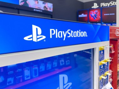 Calgary, Alberta, Kanada. 4 Mayıs 2025. Mağazada PlayStation logosu olan parlak mavi bir PlayStation tabelası.
