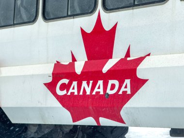 Jasper, Alberta, Kanada. 9 Mayıs 2025. Yakın planda, Kanada 'nın ikonik sembolü olan büyük, stilize kırmızı akçaağaç yaprağının yer aldığı Buz Kaşifi otobüsünün yan tarafında 