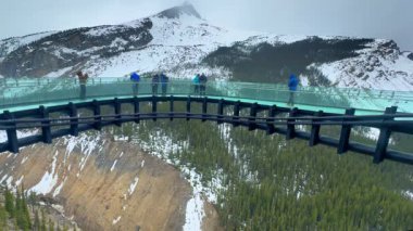 Jasper, Alberta, Kanada. 4 Mayıs 2025. Kolombiya Icefield gökdeleninde cam döşemeli bir bina var. Uçurumdan uzanan, etrafındaki dağ ve ormanların çarpıcı manzarasını sunuyor..