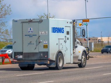 Calgary, Alberta, Kanada. 15 Mayıs 2025. Calgary caddesinde, '1859' dan beri güvenlik ile işaretlenmiş bir Brinks zırhlı kamyonu, güvenli bir nakliye sağlar..