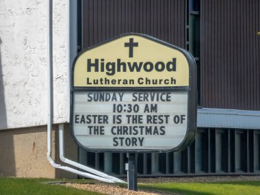Calgary, Alberta, Kanada. 15 Mayıs 2025. Calgary 'deki Highwood Lutheran Kilisesi tabelası Pazar ayinini sabah 10: 30' da duyurdu..