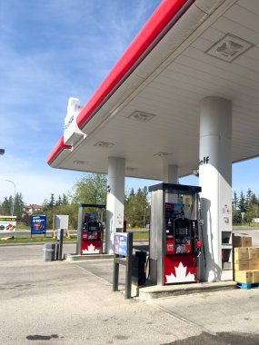 Calgary, Alberta, Kanada. 16 Mayıs 2025. Bir Petro-Kanada benzin istasyonu, markanın ikonik akçaağaç yaprağı ve açık bir gökyüzü altında kırmızı ve beyaz renklerin yer aldığı hizmet vermeye hazır bekliyor..