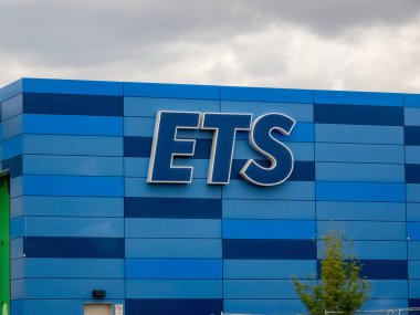 Edmonton, AB, Kanada. 21 Mayıs 2025. Edmonton Transit Servis logosu, koyu mavi ve beyaz renkte, Edmonton 'un verimli toplu taşımacılığa olan bağlılığını işaret ediyor..