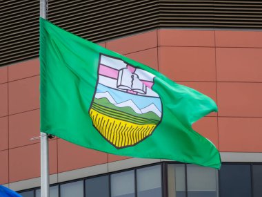 Edmonton, Alberta, Kanada. 21 Mayıs 2025. Alberta Üniversitesi tıp ve hastane üyeliğini gururla gösteren bir bayrak, akademik mükemmelliği ve şefkatli sağlık hizmetlerini simgeliyor..