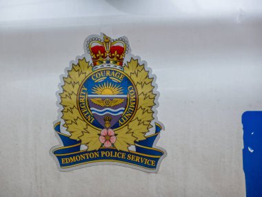 Edmonton, Alberta, Kanada. 21 Mayıs 2025. Edmonton Polis Teşkilatı arması, şehir kolluk kuvvetlerinin kararlılığını somutlaştıran görev, koruma ve toplum güvenliğinin bir sembolü olarak duruyor..