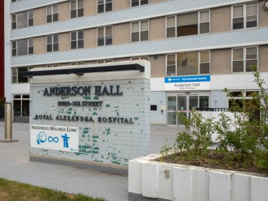 Edmonton, Alberta, Kanada. 21 Mayıs 2025. Royal Alexandra Hastanesi 'ndeki Anderson Hall, ana binanın yanına kurulmuş ziyaretçileri açık bir şekilde karşılayarak, ulaşılabilir bir sağlık hizmeti sunuyor.