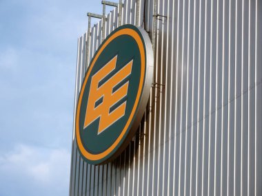 Edmonton, Alberta, Kanada. 20 Mayıs 2025. Edmonton Elks logosu, stilize 'EE' harfleriyle, metalik bir binaya karşı duruyor, takım ruhunu ve şehir mimarisini somutlaştırıyor..
