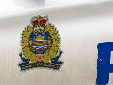 Edmonton, Alberta, Kanada. 19 Mayıs 2025. Edmonton Polis Teşkilatı armasında bir aracın dış yüzeyinde cesaret, dürüstlük ve toplum sembolleri yer almaktadır..