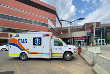 Edmonton, Alberta, Kanada. 21 Mayıs 2025. Stollery Childrens Hastanesi 'nin acil girişinde bir E-M ambulansı hazır bekliyor..