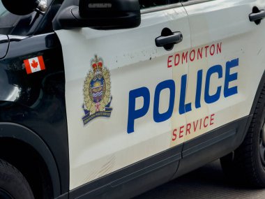 Edmonton, Alberta, Kanada. 21 Mayıs 2025. Dinamik bir Edmonton Polis Servisi arabası, belirgin işaretleriyle, şehir emniyet teşkilatını ve toplum güvenliğini sembolize ederek göreve hazırdır..