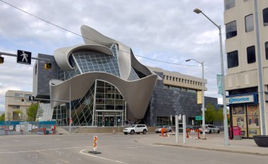 Edmonton, Alberta, Kanada. 21 Mayıs 2025. Alberta 'nın çarpıcı sanat galerisi, modern mimari, kıvrımlı çizgileri ve cam cephesi şehir manzarasında dinamik bir varlık yaratıyor..