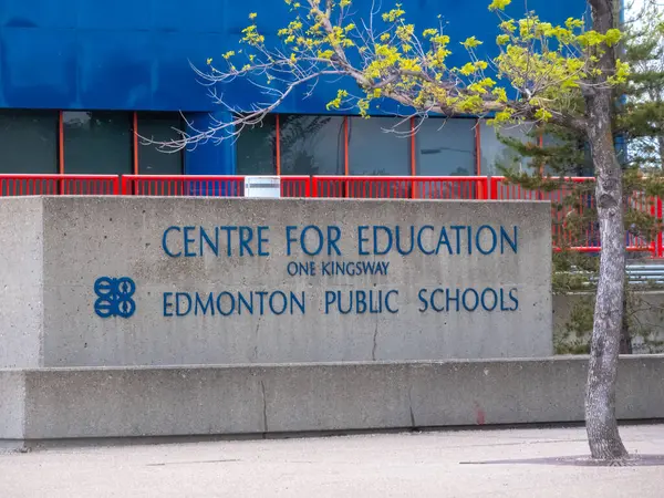 Edmonton, Alberta, Kanada. 21 Mayıs 2025. Edmonton Devlet Okulları için çağdaş bir işaret, kentsel öğrenimin köşe taşı olarak hizmet veren bir Eğitim Merkezi olarak öne çıkıyor..