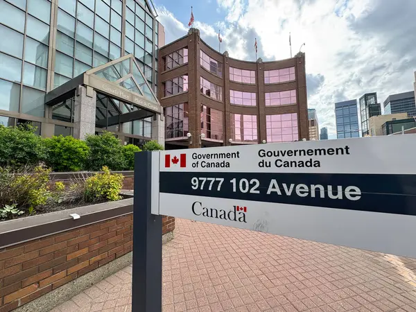 Edmonton, Alberta, Kanada. 20 Mayıs 2025. Edmonton 'daki Kanada Konutu, Kanada yönetiminin bir sembolü, şehir manzarasında federal varlığı yansıtan belirgin mimarisi ve tabelaları olarak yer alır..