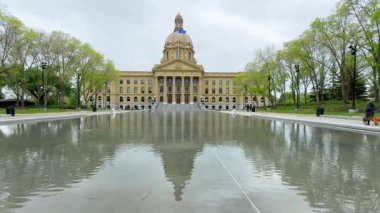 Edmonton, Alberta, Kanada. 22 Mayıs 2025. Alberta Yasama Binası görkemli bir şekilde ayakta duruyor. Yansıması sakin bir havuzda parıldıyor. Pahalı bir bahar ortasında demokratik istikrarı sembolize ediyor. 