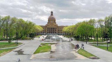 Edmonton, AB, Kanada. 22 Mayıs 2025. Büyük Alberta Parlamento Binası canlı parkları ve faal fıskiyeleri yönetir, halkın ilgisini çeker ve taşranın kalbini sembolize eder..