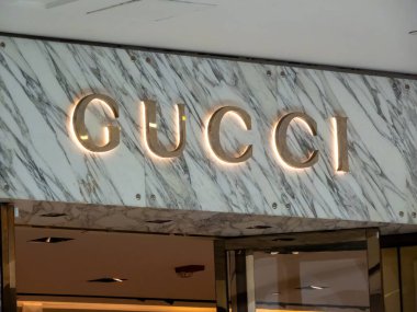 Edmonton, Alberta, Kanada. 24 Mayıs 2025. Zarif mermerlere dayanan parlak Gucci logosu, lüks modanın somut bir örneği, markanın sofistike ve zamansız cazibesini gözler önüne seriyor..