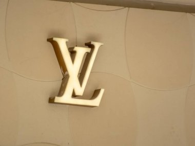 Edmonton, Alberta, Kanada. 24 Mayıs 2025. İkonik Louis Vuitton logosu, sıcacık bir şekilde parlıyor, Fransız lüks modasının simgesi, zanaatkarlık ve zamansız zarafetle eş anlamlı..