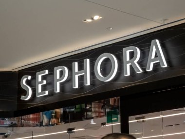 Edmonton, AB, Kanada. 24 Mayıs 2025. Aydınlatılmış SEPHORA işareti, cesur, sans-serif harfleriyle, popüler güzellik perakendecisinin girişini işaret ederek, kozmetik ve cilt bakımı için bir dünya vaat ediyor..