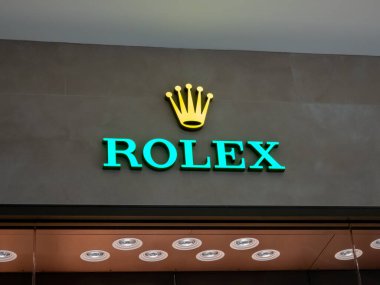 Edmonton, Alberta, Kanada. 24 Mayıs 2025. İkonik Rolex tacı ve yeşil harf, İsviçre saat markası için lüks, hassasiyet ve zamansız zarafeti sembolize ediyor..
