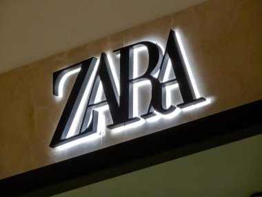 Edmonton, Alberta, Kanada. 24 Mayıs 2025. Aydınlatılmış ZARA logosu, parlak, cesur harfleriyle modern stili ve erişilebilirliği vurgulayan küresel moda perakendecisinin varlığını duyuruyor..