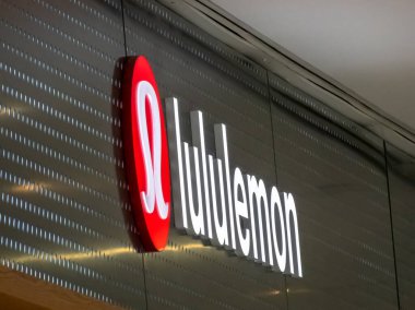 Edmonton, Alberta, Kanada. 24 Mayıs 2025. Lululemon logosu, stilize edilmiş bir 