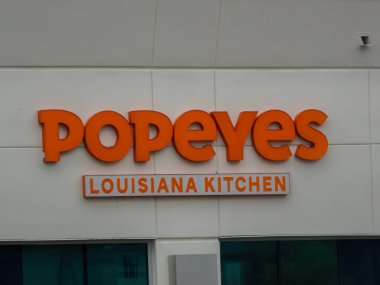 Edmonton, Alberta, Kanada. 24 Mayıs 2025. Popeyes Louisiana Mutfağı 'nın belirgin kırmızı ve beyaz logosu gururla duruyor. Lezzetli kızarmış tavuk ve güney mutfağı için bir yer belirtiyor..