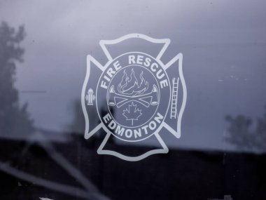 Edmonton, Alberta, Kanada. 24 Mayıs 2025. Edmonton İtfaiye Servisi amblemi: Gelenek, görev ve toplum güvenliğini yansıtan klasik bir Malta haç tasarımı.