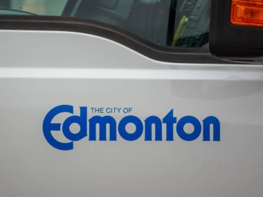 Edmonton, Alberta, Kanada. 24 Mayıs 2025. Edmonton şehrinin logosu belirgin bir şekilde sivil kimliği ve belediye hizmetlerini temsil eden temiz ve modern bir tasarımda bir araçta sergilenmektedir..