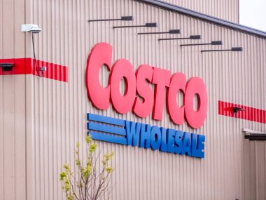 Edmonton, Alberta, Kanada. 24 Mayıs 2025. Costco toptancısının ikonik kırmızı ve mavi logosu kıvrımlı bir binanın üzerinde duruyor ve perakende devinin varlığının sinyalini veriyor..