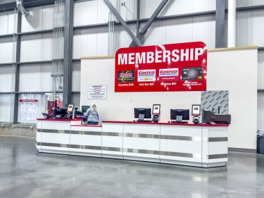 Edmonton, Alberta, Kanada. 24 Mayıs 2025. Temiz ve düzenli bir Costco Üyelik masası, çeşitli üyelik katları ve ortak markalı kredi kartı sergileniyor, yeni imzalar için hazır..