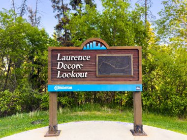 Edmonton, Alberta, Kanada. 24 Mayıs 2025. Laurence Decore Lokavt 'un girişi için bir karşılama tabelası. Edmonton' da berrak bir gökyüzünün altında yemyeşil bir alanla çevrili..