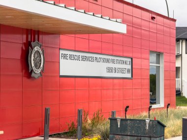 Edmonton, Alberta, Kanada. 24 Mayıs 2025. Modern İtfaiye Servisi Pilot Ses İstasyonu No. Edmonton 'da 30 yaşında. Üzerinde kırmızı bir tabela ve adresleri var..