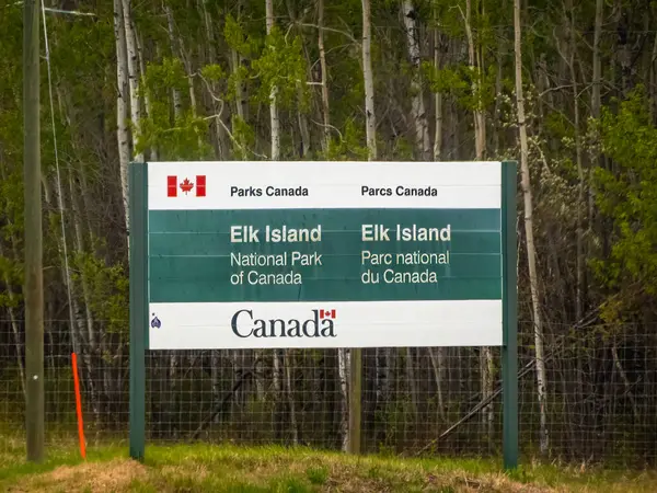 Edmonton, Alberta, Kanada. 24 Mayıs 2025. Kanada 'daki açık bir Park tabelası Elk Adası Ulusal Parkı' nın girişini gösteriyor ve ziyaretçileri Alberta 'nın doğal hazinelerini ve vahşi yaşamını keşfetmeye davet ediyor..