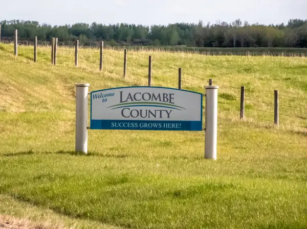 Lacome County, Alberta, Kanada. 24 Mayıs 2025. Lacombe County, Alberta için bir karşılama tabelası yeşil bir alanda belirgin bir şekilde duruyor ve ziyaretçileri 