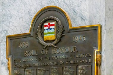Edmonton, Alberta, Kanada. 27 Mayıs 2025. 2. Dünya Savaşı 'nda görev yapmış Alberta' nın memurlarının anısına, bu bronz onur madalyası, 1939 ve 1945 tarihleri ile çevrelenmiş olan taşra armasını içeriyor..