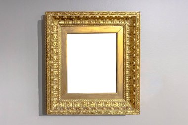 Süslü, kalın, altın renkli bir çerçeve, tarafsız bir duvara asılı, sanatçılık için ya da değerli anılar için bir yer tutucu.