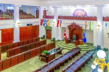 Edmonton, Alberta, Kanada. 27 Mayıs 2025. Alberta Meclisi 'nin bayraklarla ve geleneksel koltuklarla süslenmiş yasama meclisi, canlı demokratik süreci ve yönetimi simgeliyor..