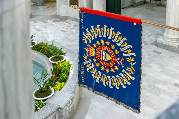 Edmonton, AB, Kanada. 27 Mayıs 2025. Güney Alberta Alayı savaş bayrağı, Alberta Parlamentosu 'ndaki miras, yiğitlik ve Kanada askeri tarihine saygı duruşunda bulunan görkemli bir salonda onurla sallanıyor..