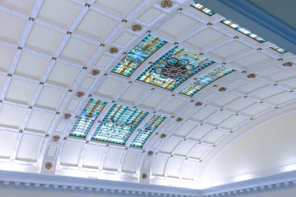 Edmonton, Alberta, Kanada. 31 Mayıs 2025. Alberta Parlamento Binası 'nın tavanının mükemmel manzarası. Karmaşık ışıklandırma ve dekoratif detaylarla donatılmış, tarihsel zanaatkarlık sergileniyor..
