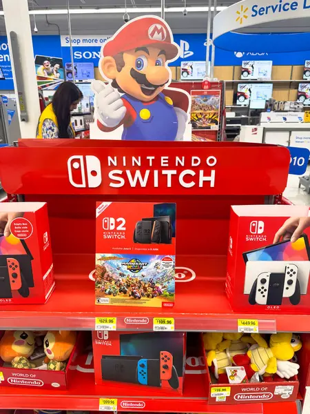 Calgary, Alberta, Kanada. 8 Haziran 2025. Bir perakende mağazasında canlı bir Nintendo Anahtarı görüntüsü Mario, Mario Kart gibi konsol paketleri ve oyunları vurguluyor, oyun meraklılarını cezbediyor.