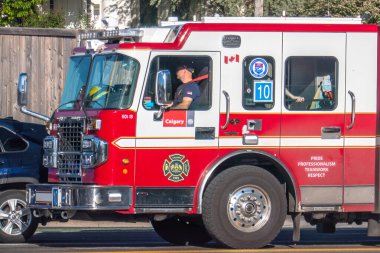 Calgary, Alberta, Kanada. 8 Haziran 2025. Calgary İtfaiyesi kamyonu, Kanada gururu ve acil servis damgası ile süslenmiş, özel toplum korumasını sembolize ediyor.