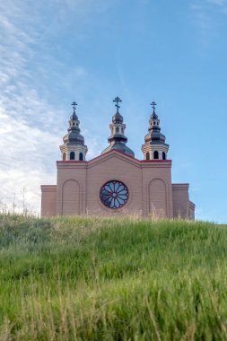 Calgary, Alberta, Kanada. 8 Haziran 2025. Aziz Vladimir 'in Calgary' deki Ukrayna Ortodoks Sobor 'u görkemli bir şekilde çimenli bir tepenin üzerinde duruyor, eşsiz kubbeleri ve silueti sakin bir gökyüzüne karşı..