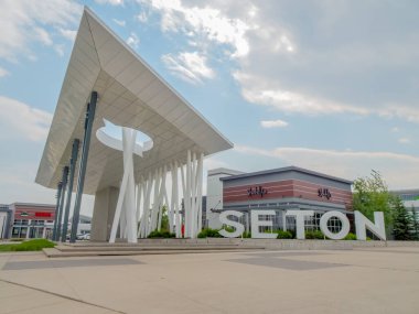 Calgary, AB, Kanada. 8 Haziran 2025. Geniş açılı bir bakış açısı, çağdaş mimariyi ve Calgary 'nin Seton toplumunun kalbinde modern kentsel gelişimi sembolize eden 
