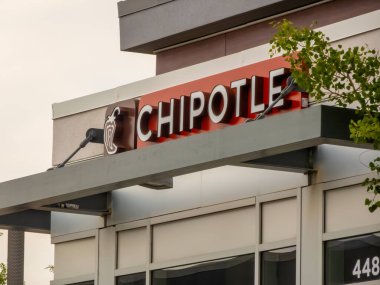 Calgary, Alberta, Kanada. 8 Haziran 2025. Meksika usulü Chipotle Grill tabelasının yakın çekimi, ikonik kırmızı ve beyaz markasını içeriyor, popüler bir hızlı yemek deneyimini sembolize ediyor..