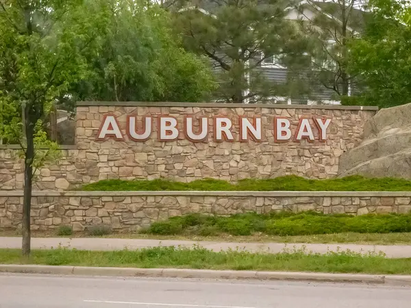 Calgary, Alberta, Kanada. 8 Haziran 2025. Sağlam bir taş tabela gururla sergilenir 