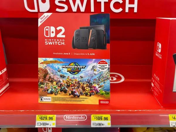 Calgary, Alberta, Kanada. 8 Haziran 2025. Yeni Nintendo Switch 2 konsolu ve Mario Kart World oyunu, güncel oyun yeniliklerini vurguluyor.